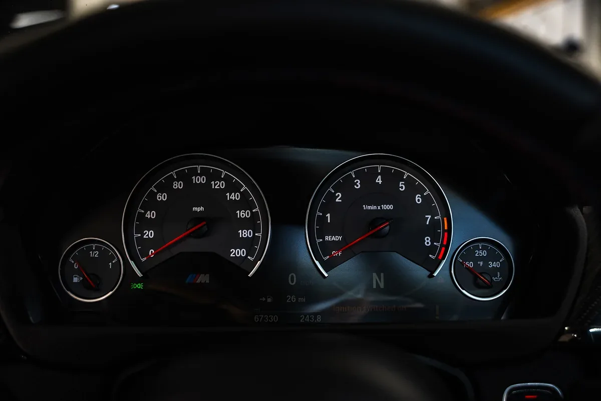 M gauge cluster